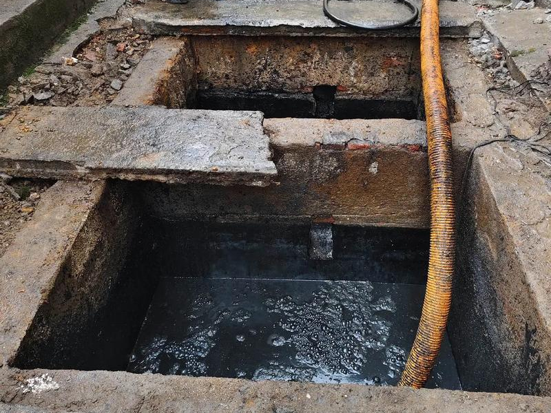 南水新村清理化粪池